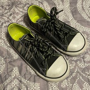 Converse - boys size 9 - excellent used condition!